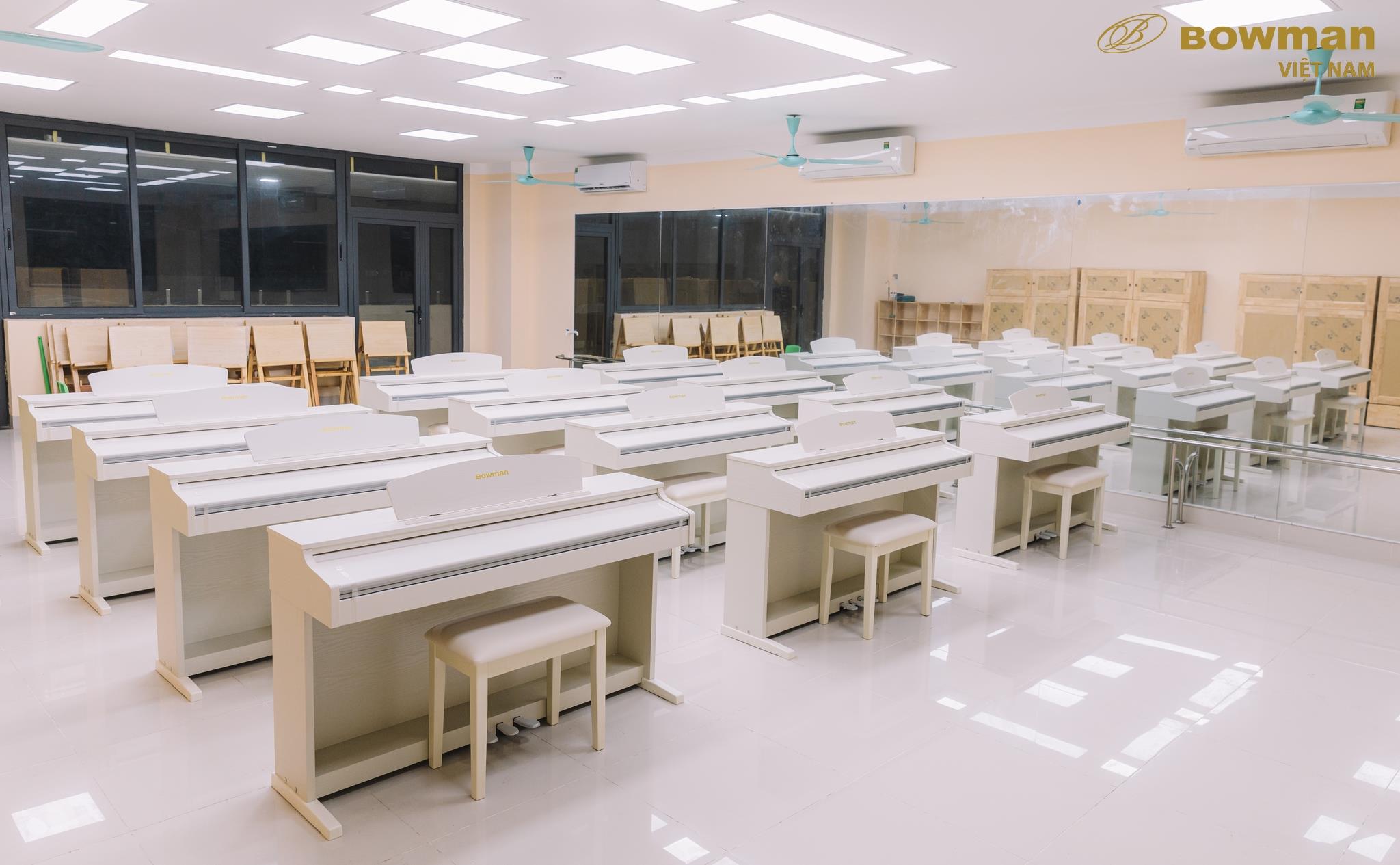 Setup lớp học 12 cây đàn BOWMAN CX250 để chuẩn bị cho công tác giảng dạy âm nhạc BOWMAN PIANO SCHOOL